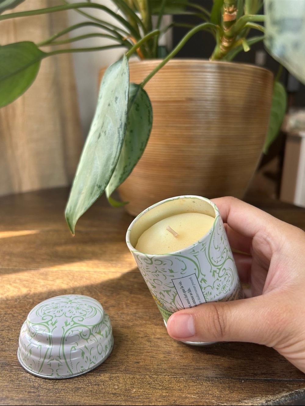 L'OCCITANE Small Green & White Thé Vert Decorative Tin - Picture 5 of 6